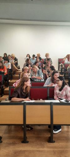 Sală de conferințe cu cadre didactice participante