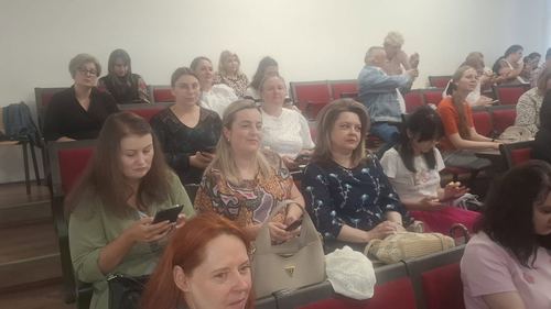 Sală de conferințe cu participanți la formare continuă