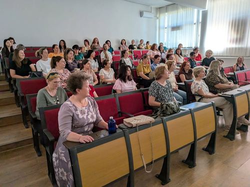 Sală plină la un eveniment de formare continuă
