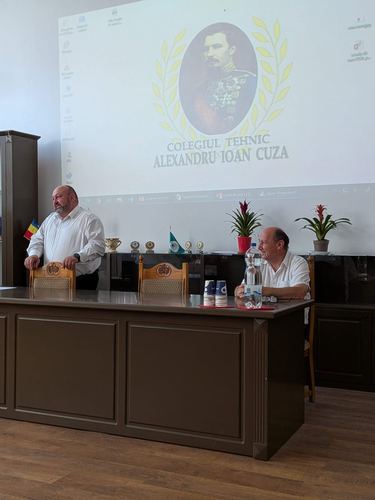 Moment festiv la finalul unui program de dezvoltare profesională